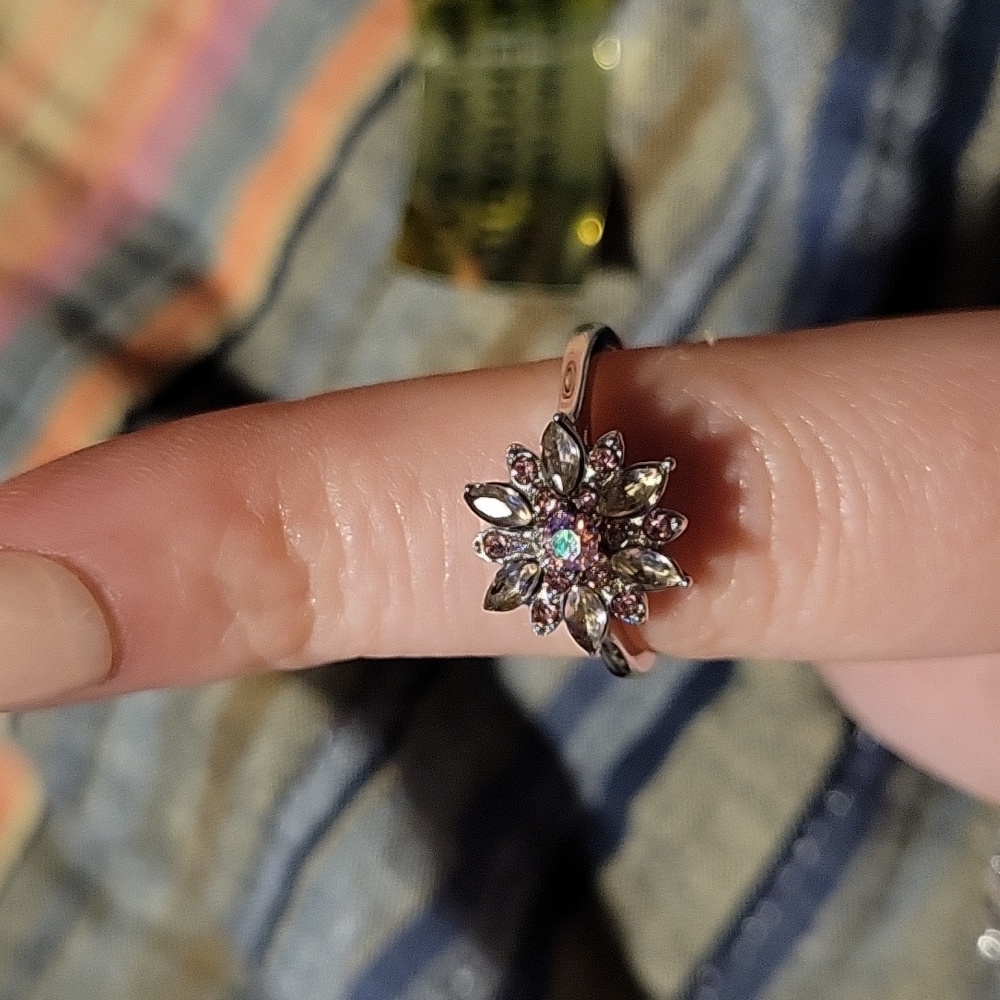 Snowflake like ring